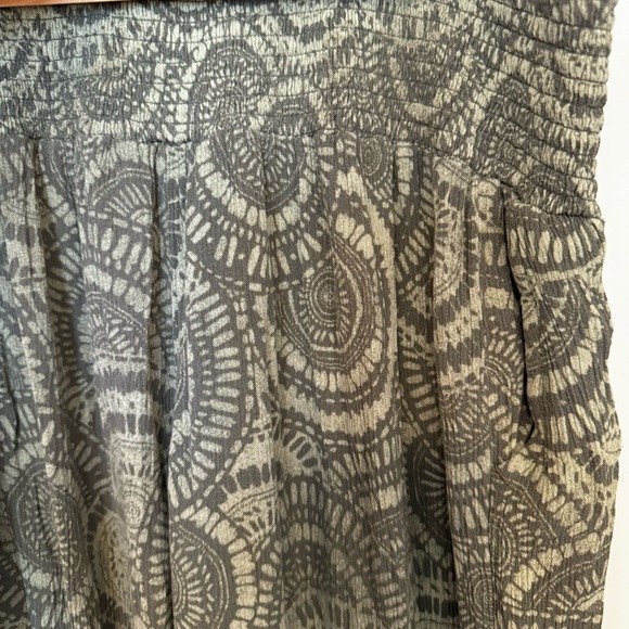 Fun lightweight patterned pants, wider leg. Size M - Picture 2 of 10
